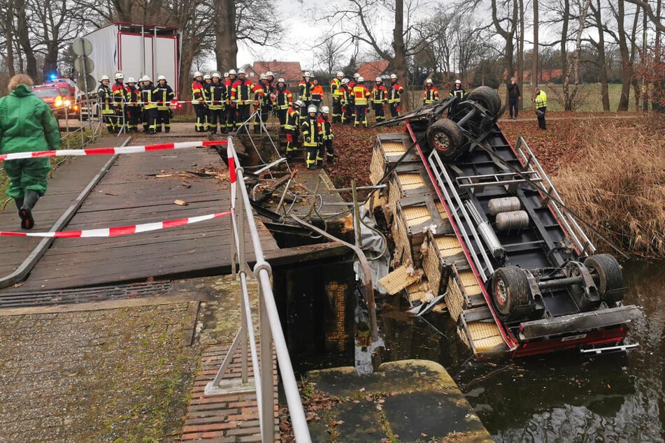 Im Landkreis Grafschaft Bentheim ist eine Holzbrücke am Donnerstagmorgen eingestürzt. Ein mit Tausenden Hühnern beladener Transporter krachte in einen Kanal.