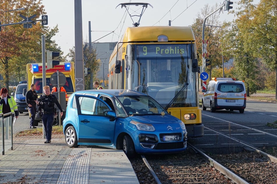 Der Wagen wurde von der Straßenbahn ins Gleisbett geschoben.