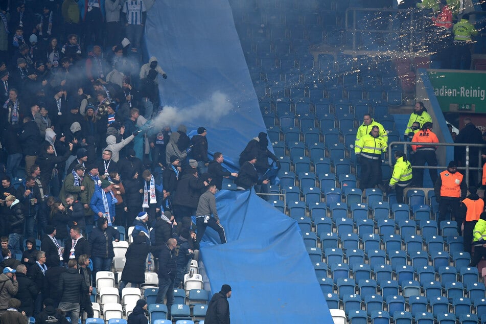 Die Hansa-Fans schossen im Februar Feuerwerkskörper auf mitgereiste Dynamo-Anhänger.