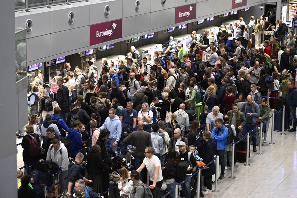 Im Abflug-Terminal des Flughafens Düsseldorf herrschte zu Beginn der Herbstferien großer Andrang