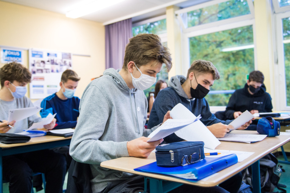 Für Berufsschüler und die Schüler an den Oberstufen der Allgemeinbildenden Schulen gelten in Hamburg verschärfte Corona-Bedingungen. Sie müssen nun im Unterricht Masken tragen.