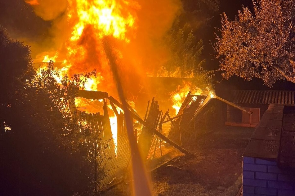 In Leverkusen brannte eine Gartenlaube in voller Ausdehnung.
