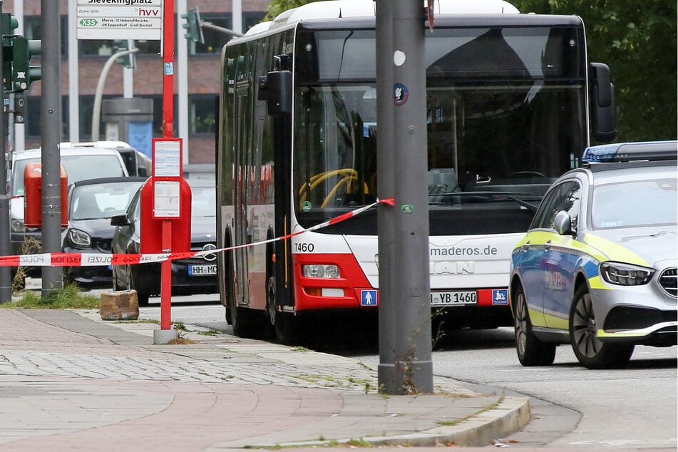 Am Freitagmittag hat ein Linienbus am Bahnhof Dammtor in Hamburg eine Fußgängerin erfasst und schwer verletzt. (Archivbild)