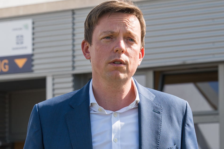 Der saarländische Ministerpräsident Tobias Hans (43, CDU) geht einen Sonderweg, der nun schwerer werden dürfte.
