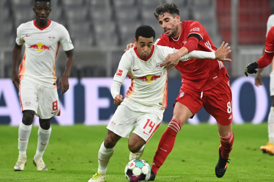 Javi Martínez im Zweikampf mit Leipzigs Tyler Adams beim Spitzenspiel. Bereits nach 25 Minuten musste der Spanier verletzt vom Platz.