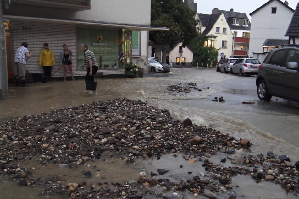 Zahlreiche Straßen wurden bei dem Unwetter in Bonn überspült.