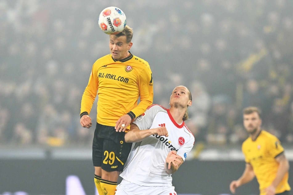 Gegen Nürnberg konnte Lukas Boeder (l.) nicht jedes Duell so siegreich gestalten, wie hier beim Kopfball.