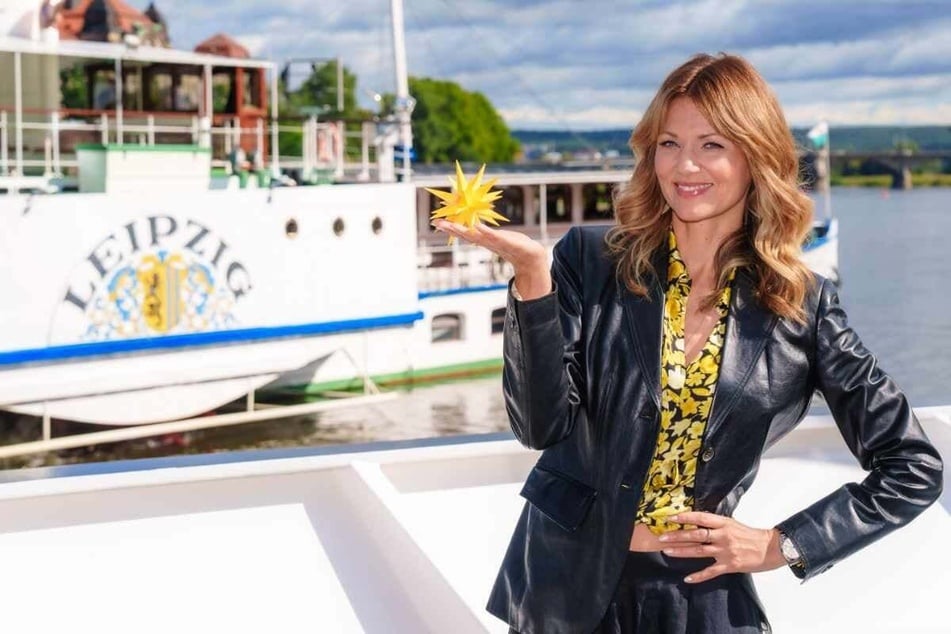 Schlagersängerin Ella Endlich führt als Moderatorin durchs Programm.