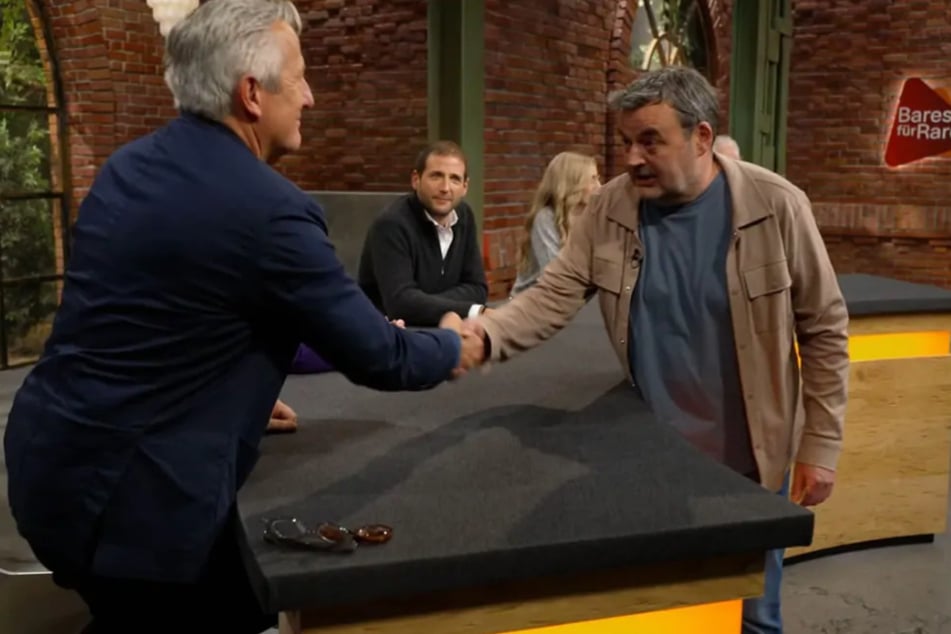 Antiquitätenhändler Markus Wildhagen (59, l.) erhält für 400 Euro den Zuschlag.