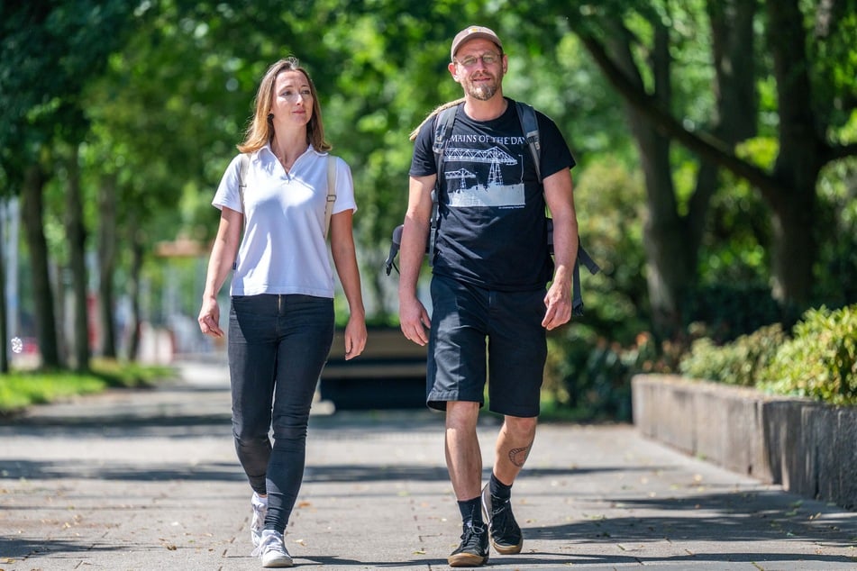 Die beiden Straßensozialarbeiter Nicole Albrecht (46, l.) und Sascha Smandzik (44) sind täglich im Stadtgebiet unterwegs und unterstützen wohnungs- und obdachlose Menschen.