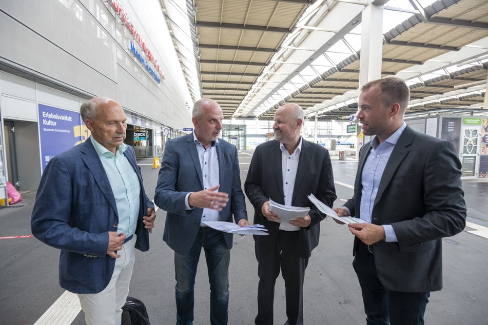 Bahnexperte Ottmar Haardt (v.l.), SPD-Abgeordneter Detlef Müller (56) und die DB-Vertriebsleiter Friedemann Keßler und Danny Berger bei der Besichtigung am Mittwoch.