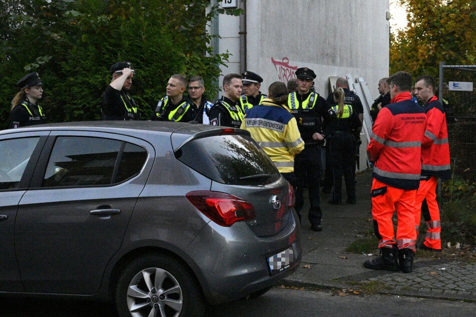 Zahlreiche Polizisten und Mitarbeiter des Rettungsdienstes sind im Einsatz.