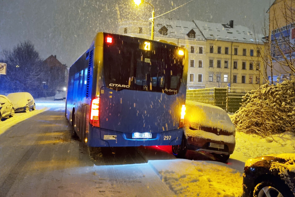 Ein CVAG-Bus rutschte am Samstagabend in Chemnitz gegen mehrere geparkte Autos.