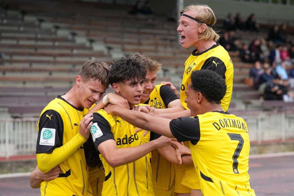Während die U17-Kicker von Borussia Dortmund jubeln durften, mussten sich die U17-Spieler des HSV im Achtelfinale der deutschen Meisterschaft geschlagen geben.