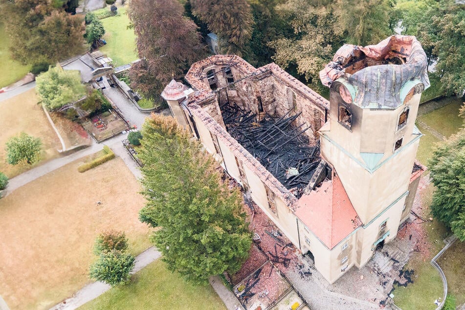 Ausgebrannt und teilweise eingestürzt - die evangelische Stadtkirche in Großröhrsdorf ist nach dem Brandanschlag im August nur noch eine Ruine.