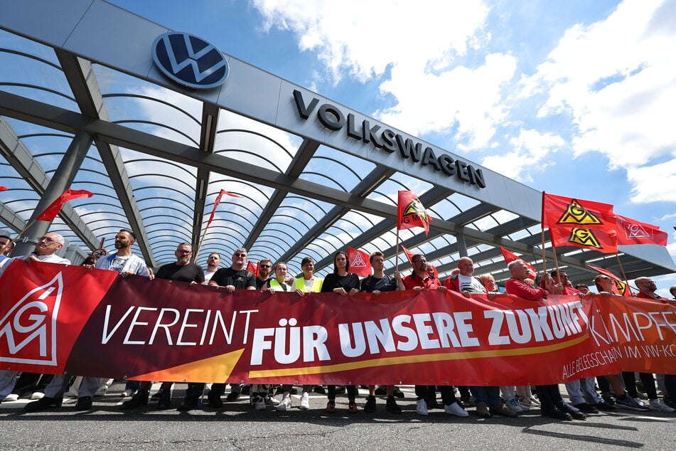 Die IG Metall protestiert gegen die Schließungspläne und kündigt noch weitere Proteste an.