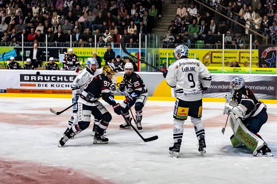 Die Eislöwen um Kapitän Travis Turnbull (l.) lieferten in Ravensburg ein gutes Spiel und siegten verdient 5:2.