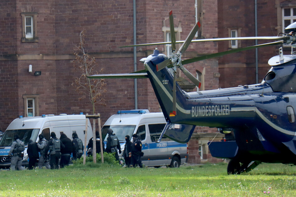 Nach der Razzia sind am Dienstagabend mehrere Festgenommene nach Karlsruhe zum Bundesgerichtshof gebracht worden.