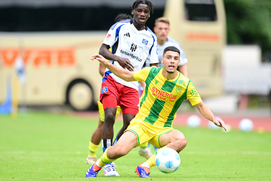 Der Hamburger SV hat die Partie gegen den FC Nantes auch dank Fabio Baldé (19, hinten) noch gewonnen.