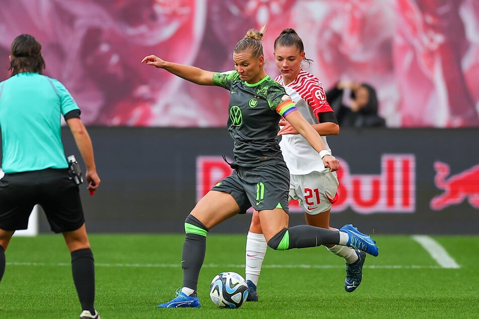 Landenberger (r.) 2023 im Premieren-Spiel der Kickerinnen in der Red Bull Arena gegen Wolfsburgs Alexandra Popp (34).