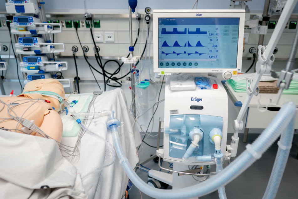 Ein Dummy liegt in einem Bett der neu eröffneten Intensivstation des Vivantes Humboldt-Klinikums. In dem Krankenhaus in Berlin-Reinickendorf wurden weitere Fälle der hochansteckenden britischen Corona-Mutation bekannt. (Symbolfoto)