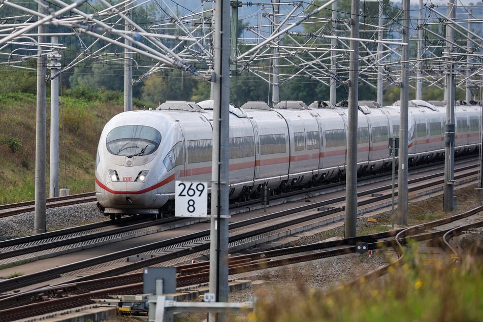 Am Hauptbahnhof Halle (Saale) endete die ICE-Fahrt für die 53-jährige Rumänin. (Symbolbild)