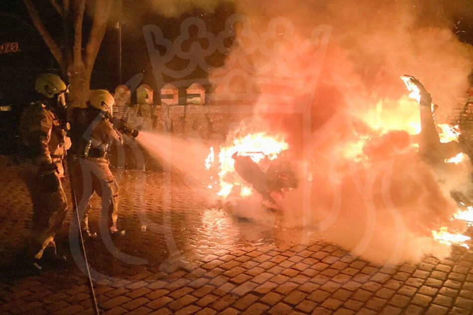 Beim Eintreffen der Feuerwehrleute hat der Wohnwagen bereits lichterloh gebrannt.