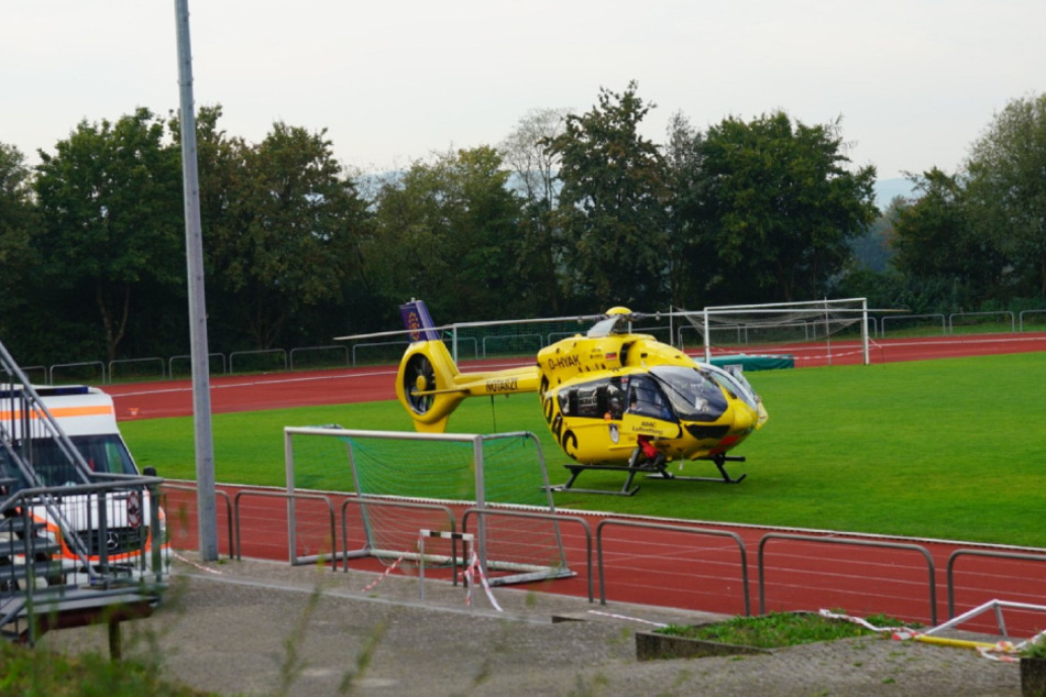 Ein Rettungshubschrauber ist im Einsatz.