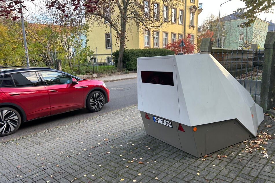 Auf der Nöthnitzer Straße überwacht der Blitzer-Anhänger Euer Tempo.
