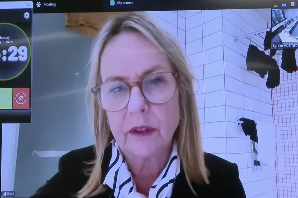 Im Hintergrund war bei der Kommunalpolitikerin Jo Galer ihre Wäsche zu sehen.