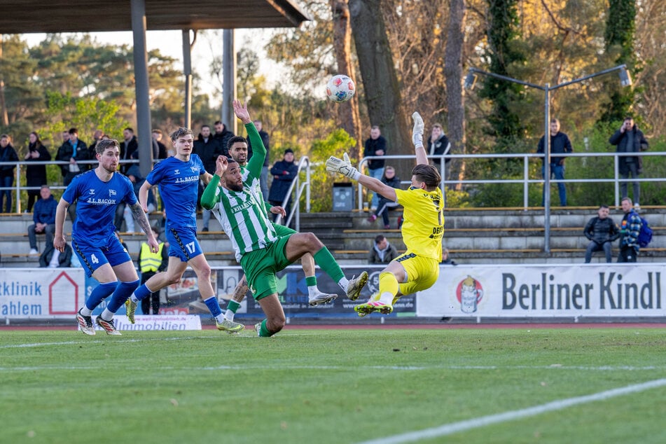 In der 17. Minute war Cyrill Akono einen Schritt schneller als Hertha-Keeper Alexios Dedidis und beförderte das Rund per Bogenlampe zum 1:0 ins Tor.