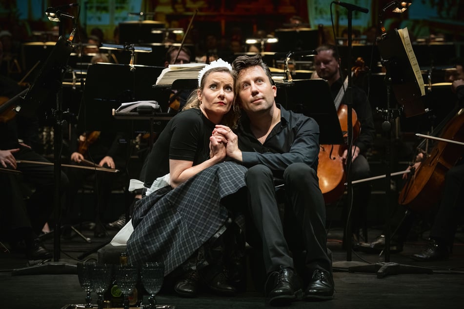 Ist nicht nur beim Orchester dabei: Dirigent Benjamin Reiners mit Teresa Weißbach (43).