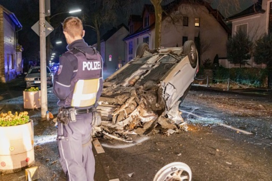 Warum der 22-jährige BMW-Fahrer mit seinem Auto von der Straße abkam, war zunächst noch unklar.