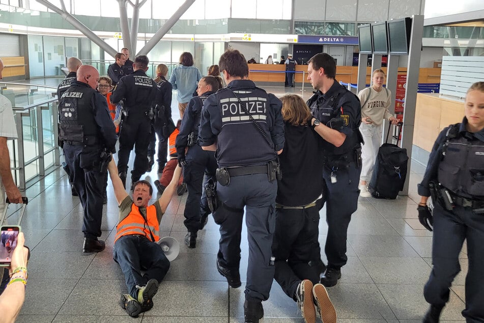 Die Polizei kannte kein Erbarmen mit den Aktivisten und führte sie ab.