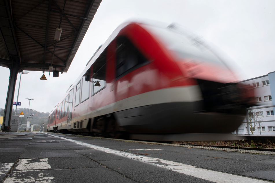 Am Samstag ist ein Zugbegleiter (58) an einem Bahnhof in Bad Honnef von einem Jugendlichen mit der Faust ins Gesicht geschlagen worden. (Archivbild)