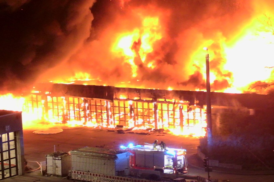 Etwa 80 Einsatzkräfte rückten an, um die Flammen unter Kontrolle zu bekommen. Verletzt wurde offenbar niemand.