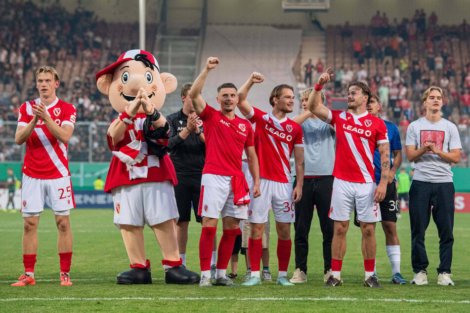 Janis Juckel (Nr. 36 auf der Hose) verlässt seinen Ausbildungsklub Cottbus und folgt seinen Weggefährten nach Greifswald.