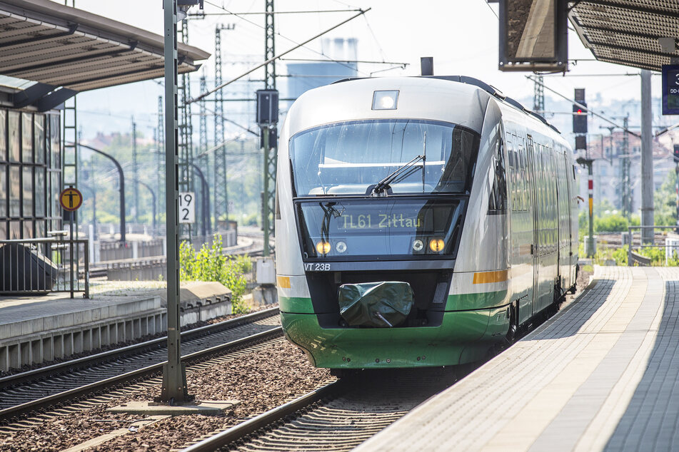 Beim Verlassen eines Trilex-Zuges wurde eine gehbehinderte Frau geschubst. (Symbolbild)