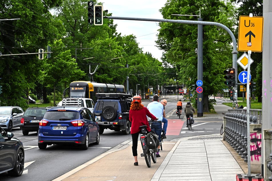 So nicht: Hier missachten Radfahrer, dass sie noch Rot haben. Passen die abbiegenden Autos (haben Grün) nicht auf, kracht es!