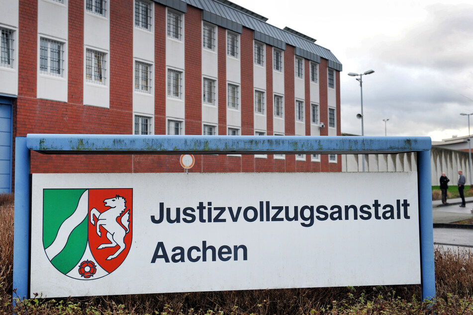 In der JVA Aachen hat sich ein Häftling das Leben genommen. Nun belasten interne Ermittlungen eine Beamtin.