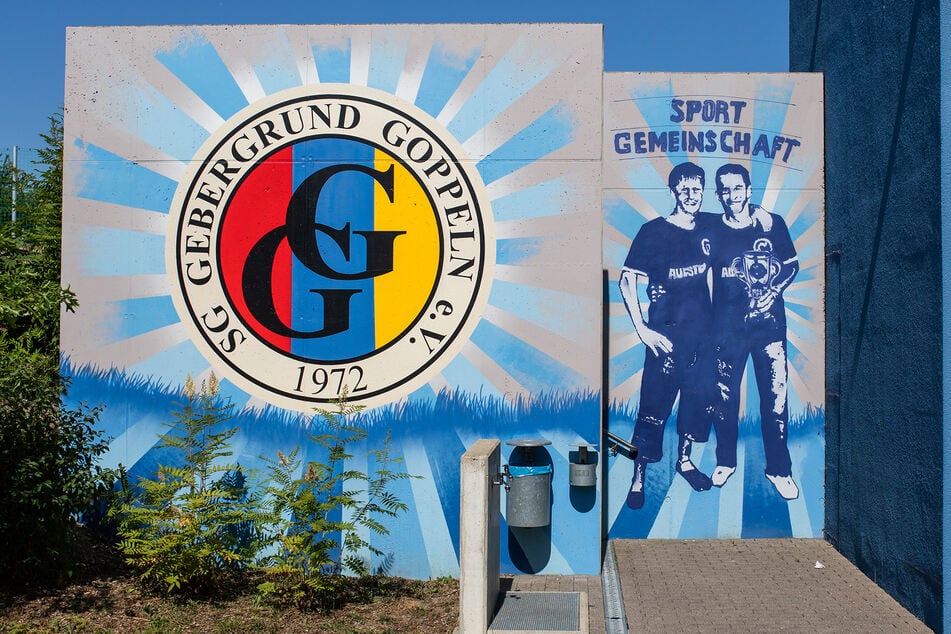 Graffitis auf dem Sportgelände illustrieren das Vereinsleben.