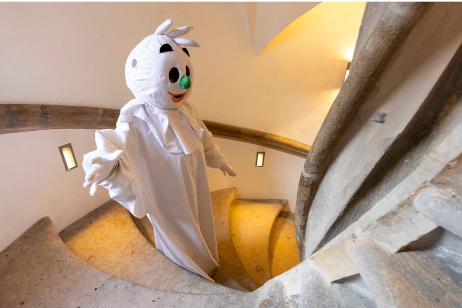 Im Gespenster-Kostüm führt die 76-Jährige durch das geschichtsträchtige Schloss Albrechtsburg.