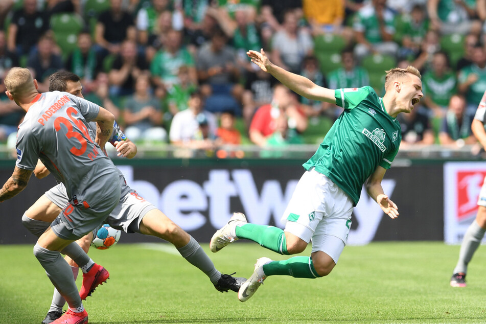 Niklas Schmidt (rechts) schoss zwar das Bremer Ehrentor, ging aber hier symbolisch wie die gesamte Bremer Mannschaft zu Boden.