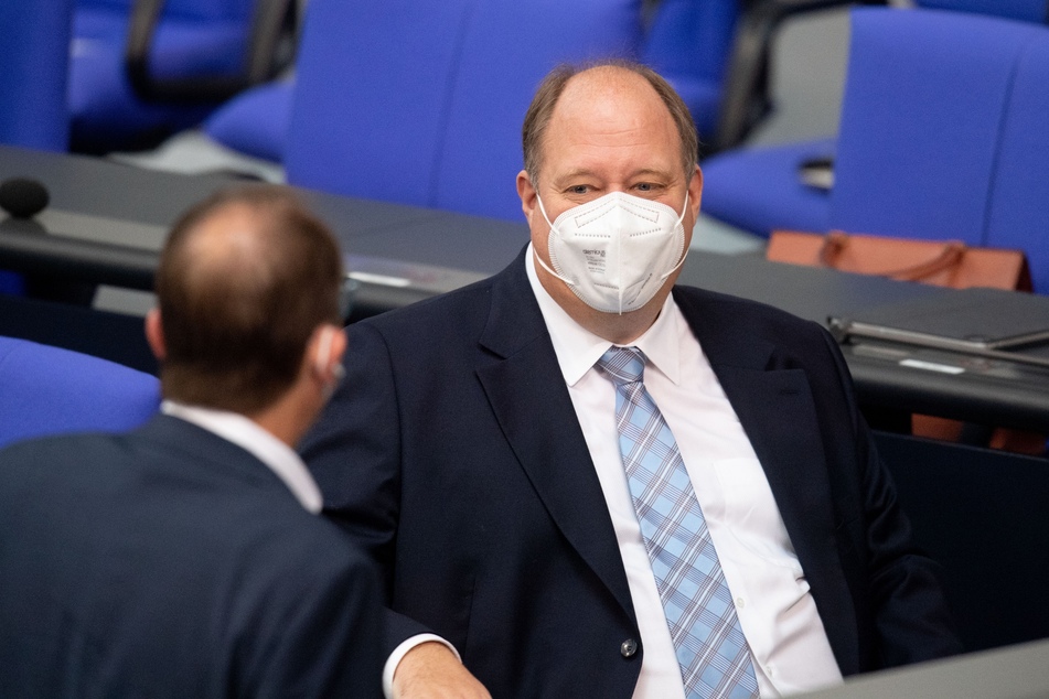 Laut Kanzleramtschef Helge Braun (48, CDU) könnte es möglicherweise bald strengere Test-Regeln für Reiserückkehrer geben.