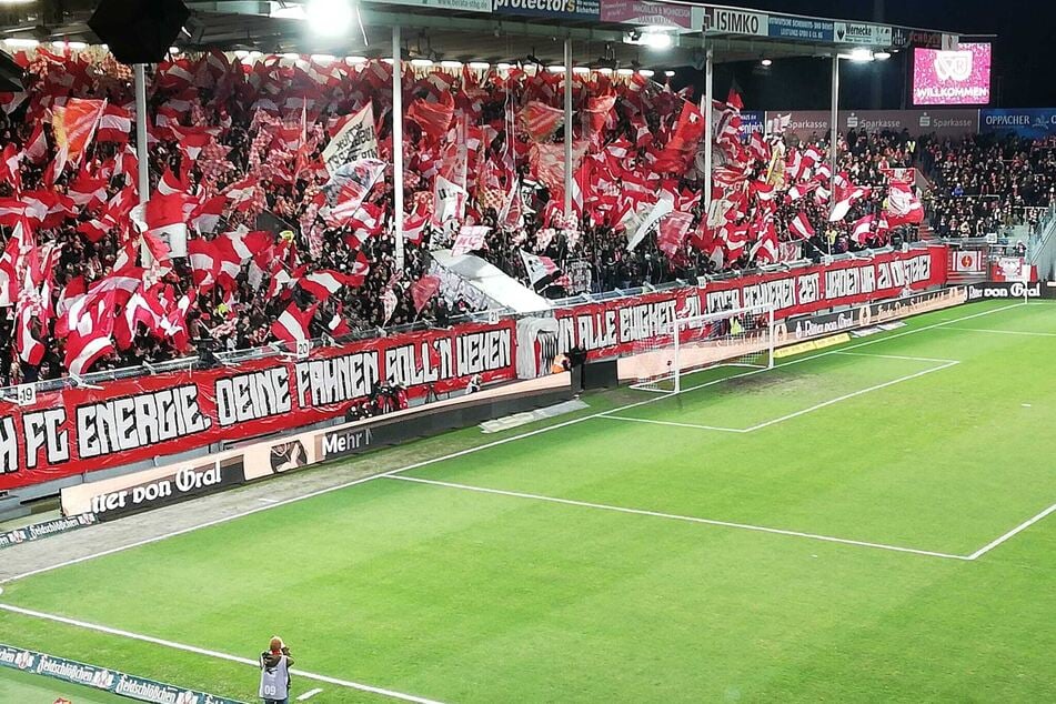 Die Nordwand präsentierte sich schon vor Anpfiff in Feiertagsstimmung und empfing den Spitzenreiter mit einem imposanten Fahnenmeer.