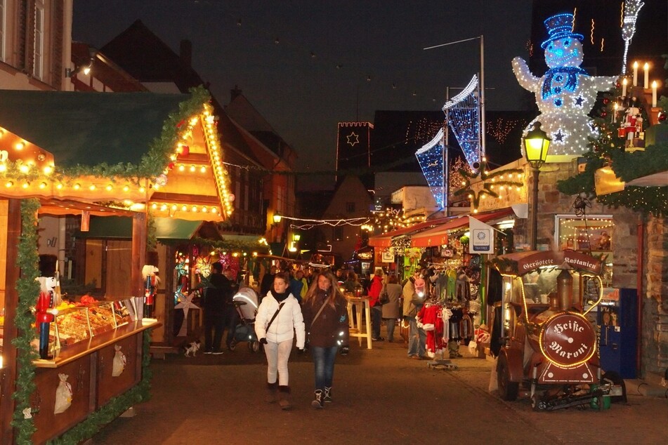 Der Rüdesheimer Weihnachtsmarkt der Nationen präsentiert weltweite Bräuche, Traditionen und Handwerkskunst.