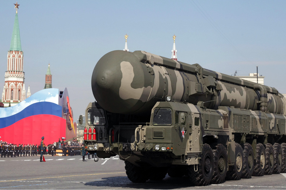 Eine strategische interkontinental Rakete mit Atomsprengköpfen vom Typ Topol-M bei einer Parade auf dem Roten Platz.