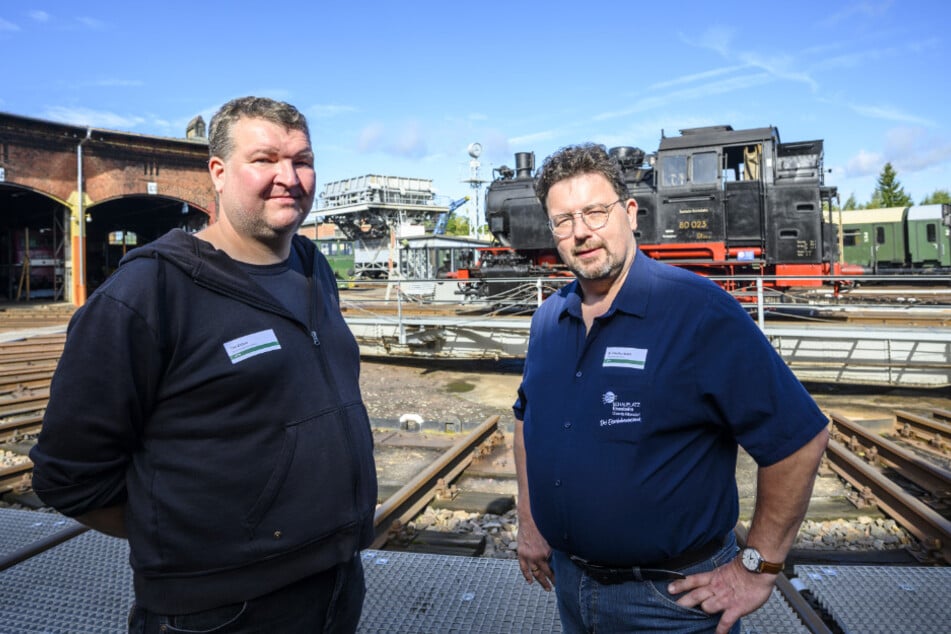 Tim Zolkos (Parkeisenbahn, l.) und Claudius Noack (Schauplatz Eisenbahn) freuen sich auf das bunte Programm an ihren Standorten.