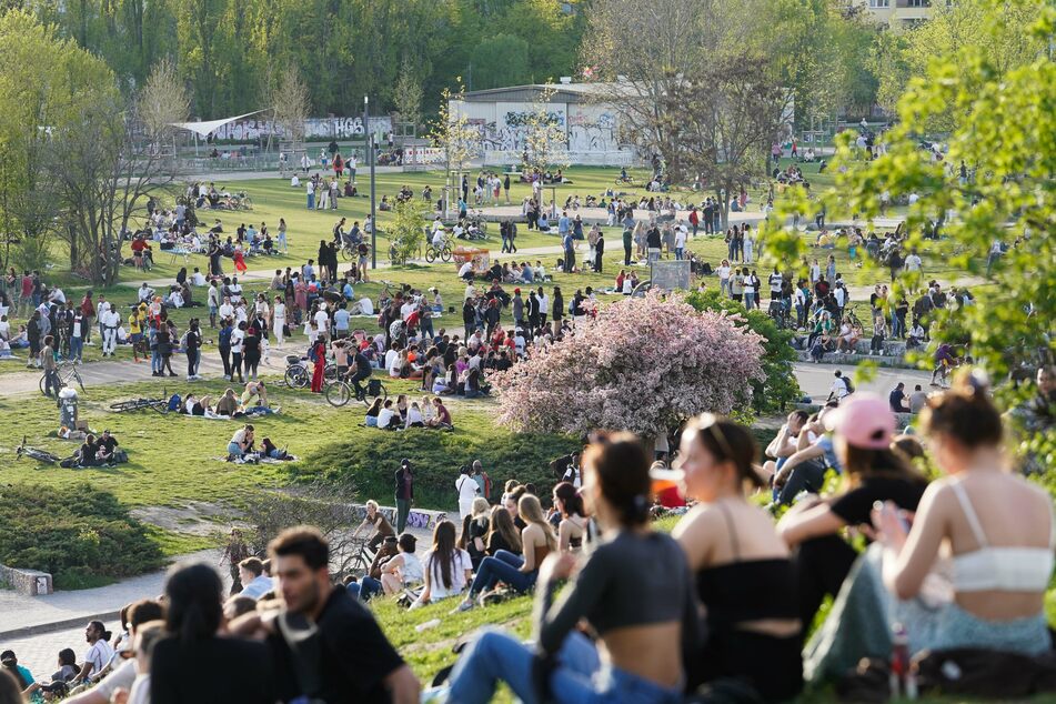 Zahlreiche Menschen genießen das frühsommerliche Wetter im Mauerpark. Dennoch hielt sich der Großteil der Berliner an die Corona-Regeln.