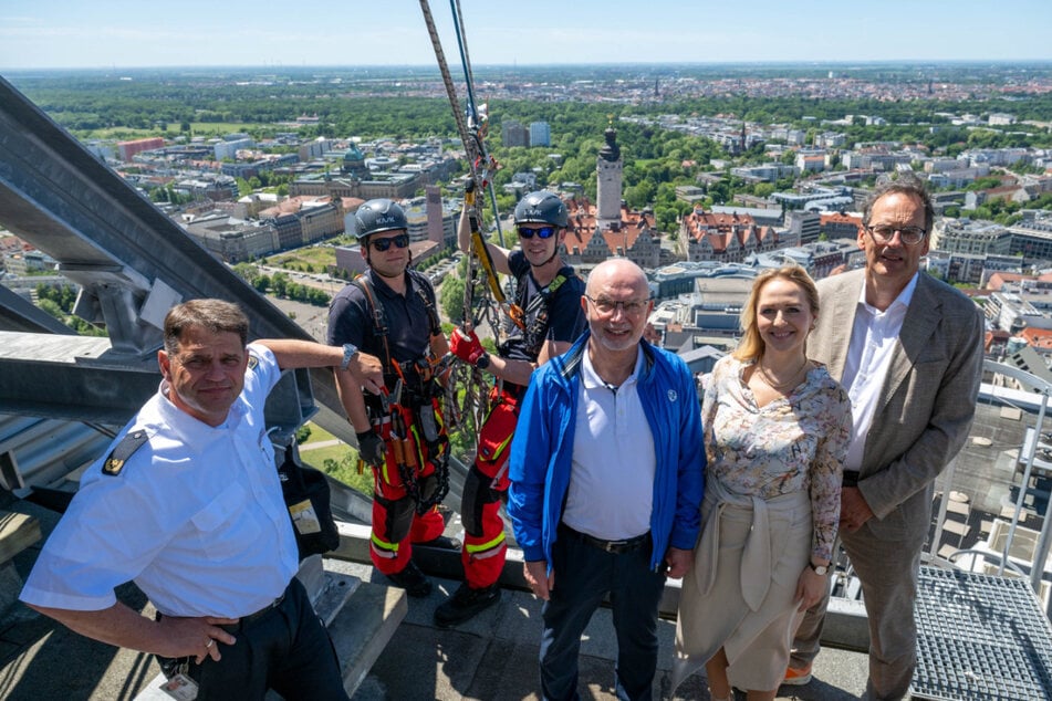 Am Donnerstag wurde nicht einfach nur das Programm vorgestellt. Branddirektor Axel Schuh (v.l.n.r.), Stadtfest-Organisator Bernd Hochmuth, Moderatorin Henriette Fee Grützner und "Leipzig Tourismus und Marketing"-Geschäftsführer Volker Bremer wagten sich mit den Höhenrettern auf den Uniriesen.
